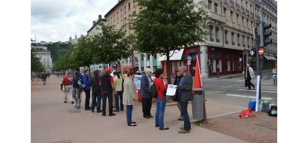 9 Mai 2015, devant le veilleur de pierre (Lyon Bellecour). des milliers de tracts diffusés
